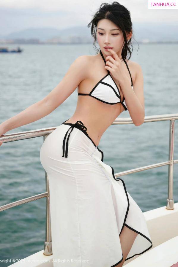   [XiuRen]高清写真图 2025.12.31 No.11180 夏冰冰 白色比基尼第2张图片